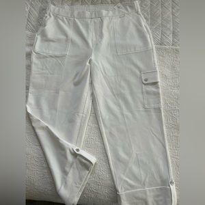 Susan Graver cropped pants. White with elastic waist. Size L